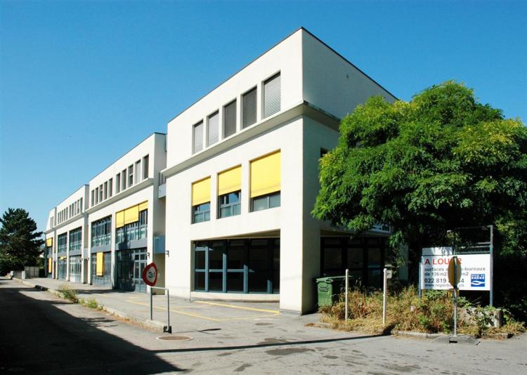 Belle surface commerciale, offrant la possibilité d'aménager des bureaux et/ou stockage