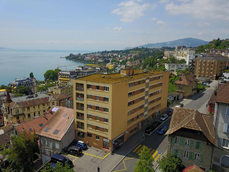 Bel appartement de 2.5 pièces situé au 5ème et dernier étage.  Ce logement est composé comme suit : hall d'entrée, séjour, cuisine agencée, une chambre,  une salle de bains