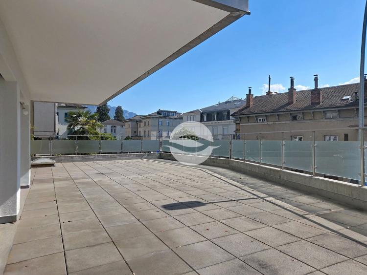 Bien meublé avec immense terrasse à deux pas du lac