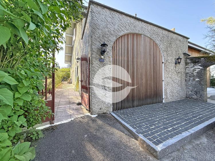 Bel appartement rénové dans une ancienne bâtisse, magnifique jardin!   