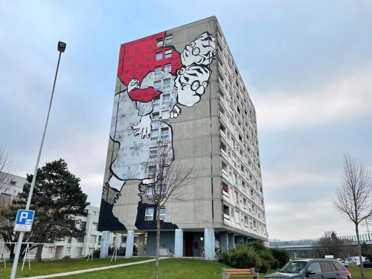 Logement rénové avec balcon. Immeuble avec ascenseurs, proche de toutes commodités.