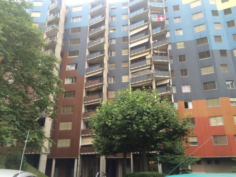 Spacieux appartement traversant de 6 pièces au 9ème étage avec balcon