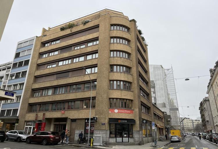Appartement traversant de 6 pièces au 8ème étage.