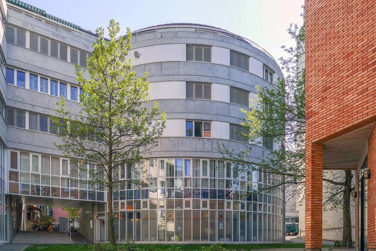 Dépôt de 138 m² situé au sous-sol d'un immeuble résidentiel. Idéal pour stockage ou archivage.