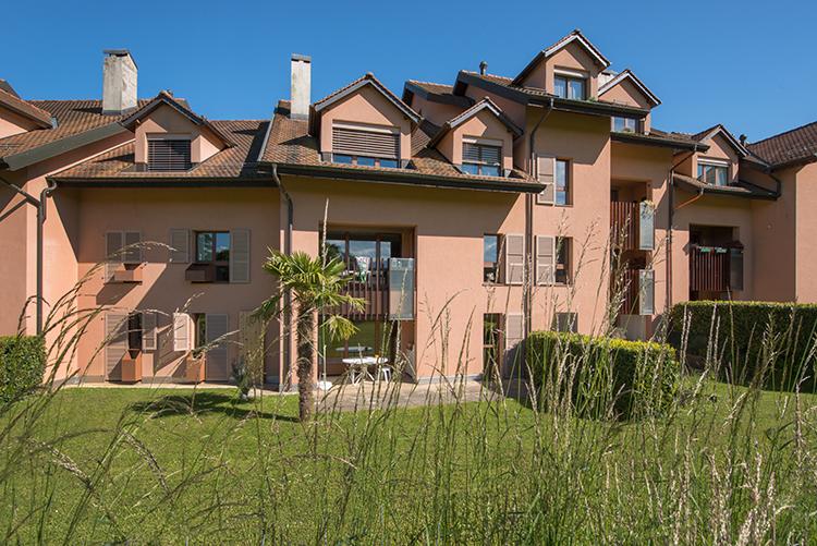 Dépôt en sous-sol disposant d'un lavabo alimenté en eau chaude et froide et de prises électriques,