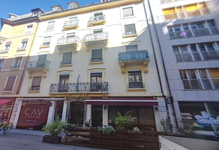 Appartement de 3 pièces comprenant : un hall, une cuisine, une salle de bains, un w.c., une chambre et un séjour