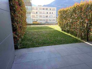 Bel appartement traversant partiellement rénové de 3.5 pièces située au rez-de-chaussée.