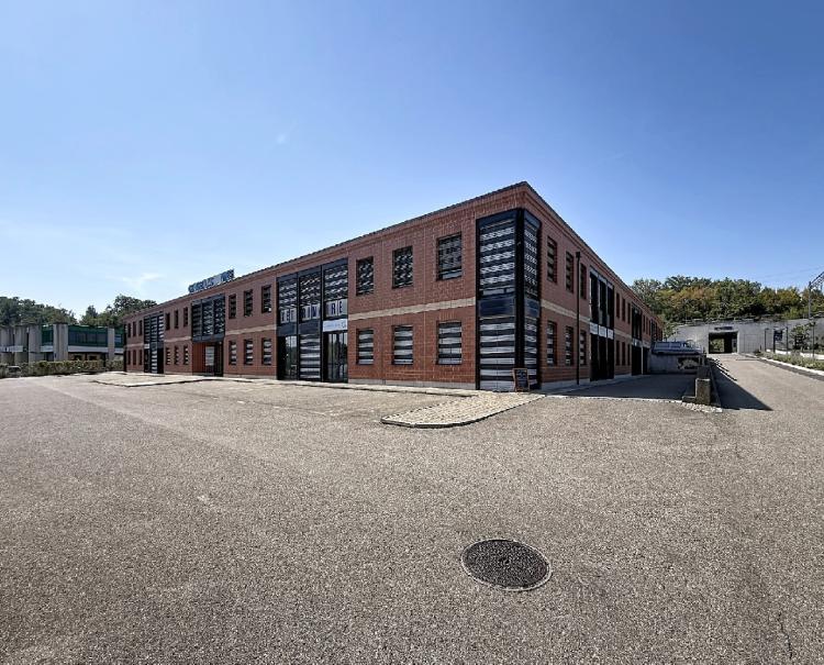 Local commercial d'environ 146 m2 au rez-de-chaussée supérieur