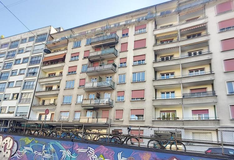 Joli petite appartement comprenant une cuisine équipée, séjour avec balcon, salle de bains et WC séparés.