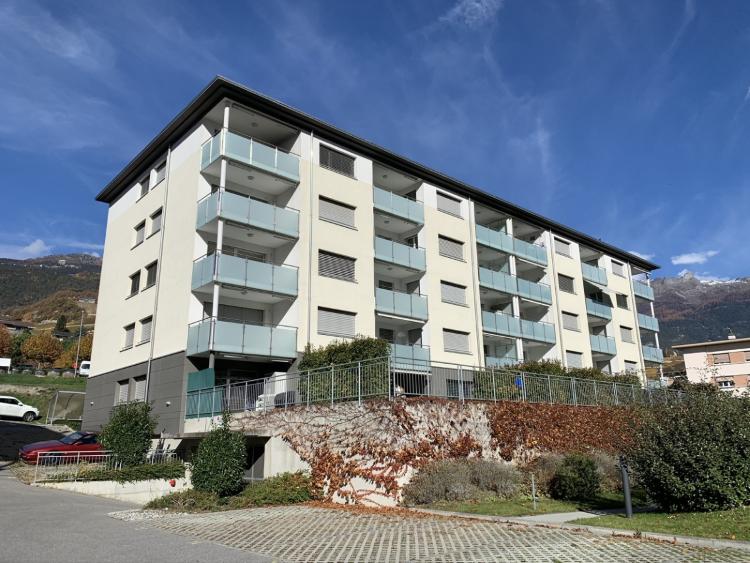 Bel appartement lumineux de 3.5 pièces au 4ème et dernier étage avec ascenseur.