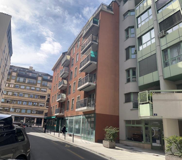 Arcade de 286 m2 environ au rez-de-chaussée avec grande vitrine.