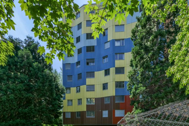 Charmant appartement traversant de 5 pièces aux 3ème étage, avec balcon.