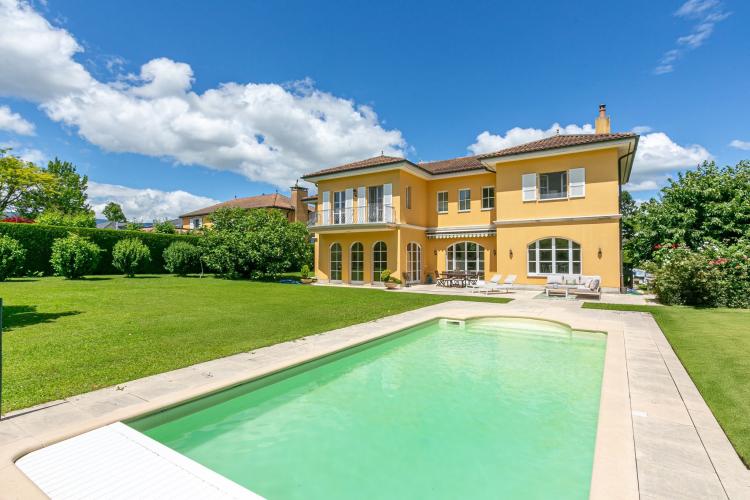 Magnifique maison de maître de style italien d'environ 380m2 avec 4 chambres à coucher, un bureau, une piscine chauffée et sécurisée et un jardin clôturé d'environ 1'320m2. Exposition plein sud.